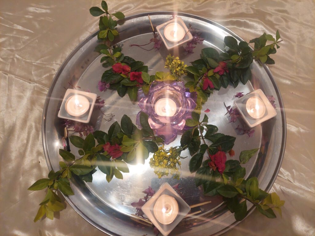 מגש עגול עם נרות ענפים ופרחים