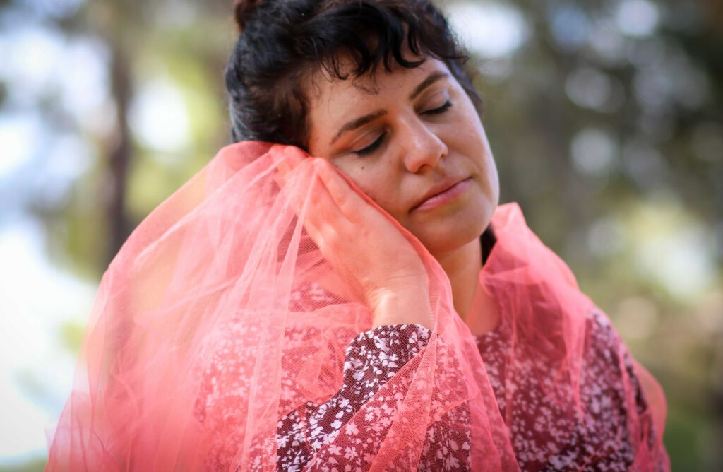 אישה עטופה בצעיף